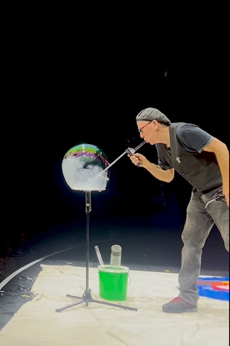 Enchanting Bubble Performances Captivate Audiences at Edinburgh Festival Fringe
