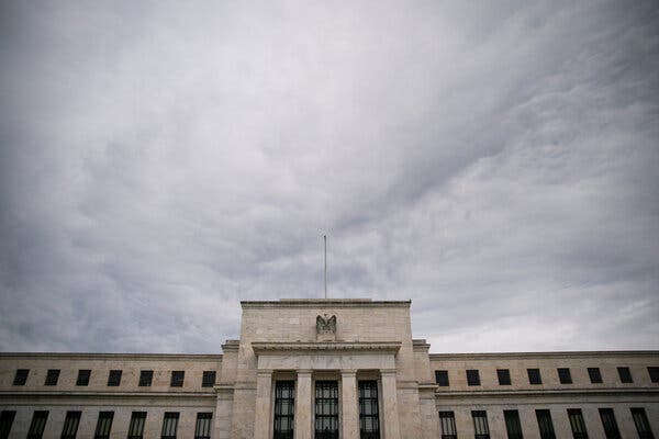 Federal Reserve Officials Divided Over Interpreting Economic Data