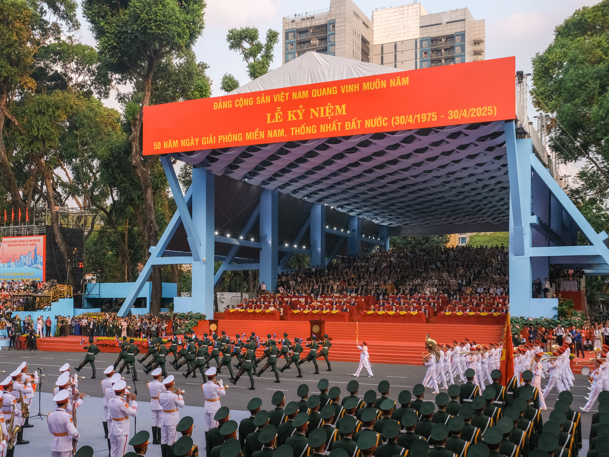 Veterans and younger generations joined together to honor the 50th anniversary of the Vietnam War’s conclusion during a parade in Ho Chi Minh City.