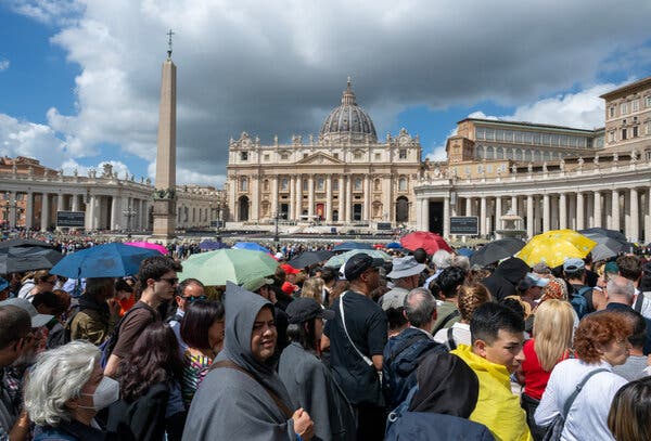 Early Friday morning, a large crowd gathered outside St. Peter’s Basilica at the Vatican to pay their final respects to Pope Francis.