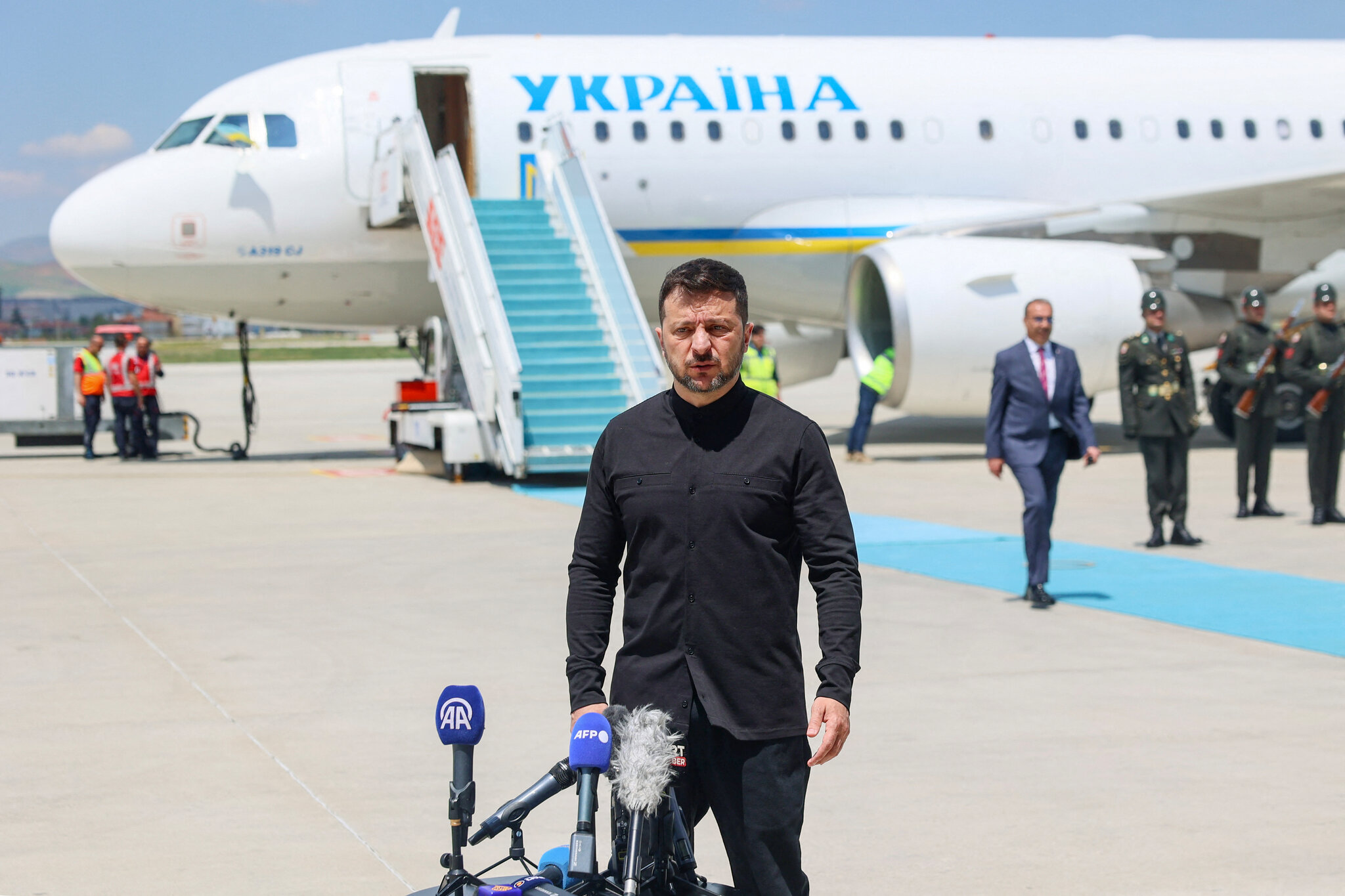 Upon arriving in Ankara, Ukrainian President Volodymyr Zelensky described Russia’s delegation as appearing more theatrical than substantive.