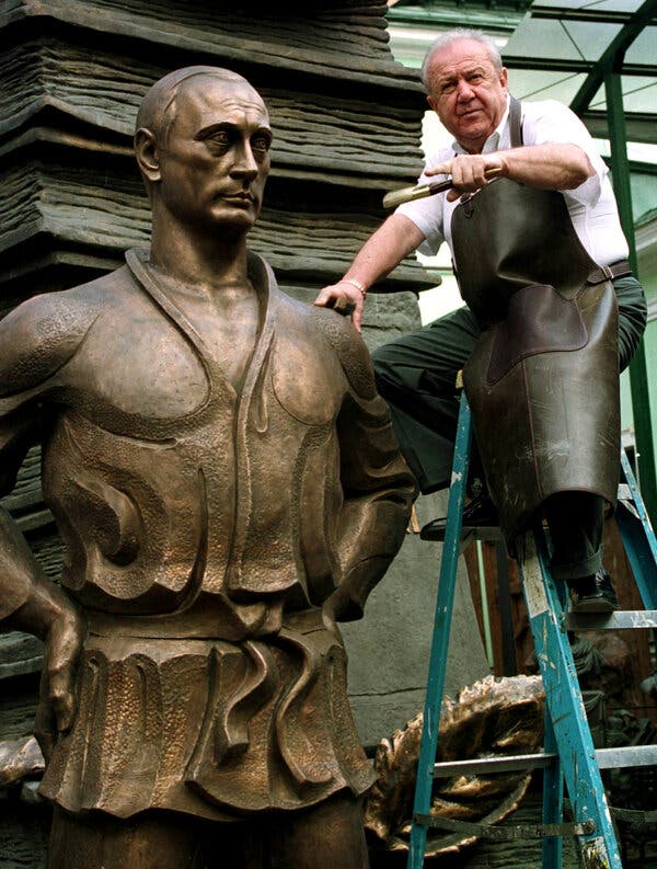 Zurab K. Tsereteli in 2004 at his Moscow workshop, standing beside an imposing bronze statue of Russian President Vladimir V. Putin.